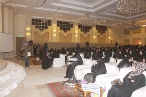 جانب من ناخبات الدائرة الاولى يستمعن لحديث الهدية