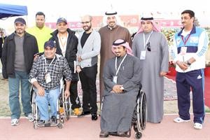 الشيخ دطلال الفهد يتوسط رئيس واعضاء نادي المعاقين﻿
