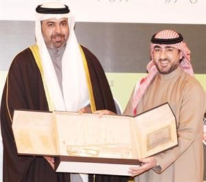 الشيخ خالد الفهد يتسلم درعا تذكارية من حسين عاشور
