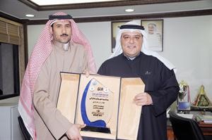 الشيخ حمد السالم يتسلم درعا تذكارية من حمد السهو﻿