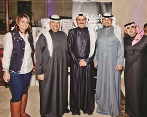 سلمان البدران يتوسط موظفي VIVA في جناح الشركة﻿