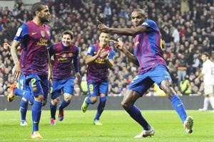 مدافع برشلونة اريك ابيدال يحتفل مع داني الفيس وبقية زملائه بهدف الفوز افپ
