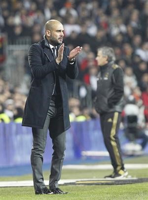 مدرب برشلونة جوسيب غوارديولا يحيي لاعبيه اپ
