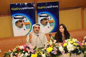 محمد العبدالجادر متحدثا للحاضرات وبجانبه درنا العبدالرزاق فريال حماد