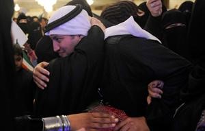 احدى الناخبات من كبيرات السن تحتضن عسكر
