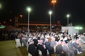 الحضور خارج مقر صالح عاشور