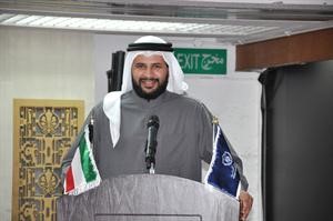 حسام الخرافي متحدثا امام الطلبة
