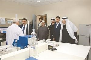 دحسين الخياط ودحسن السند خلال جولة داخل المختبر﻿