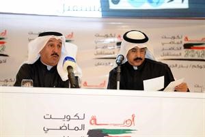 بدر الجيعان مخاطبا الحاضرات وبجانبه عبدالمحسن البرقاوي