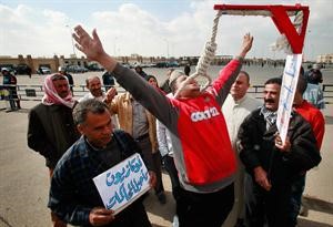 متظاهرون امام مقر محاكمة مبارك يطالبون بعدم تاجيل القضية وبالاعدام للرئيس السابق 	رويترز﻿