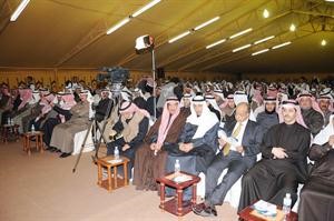 النائب السابق دعبدالله النيباري في مقدمة الحضور في مقر الوسمي
