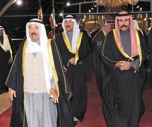 صاحب السمو الامير الشيخ صباح الاحمد لدى عودته وفي استقباله سمو ولي العهد الشيخ نواف الاحمد والشيخ جابر العبدالله