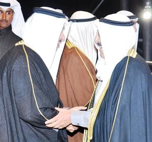 سمو رئيس الوزراء الشيخ جابر المبارك مصافحا صاحب السمو الامير﻿