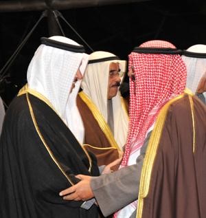 الشيخ مشعل الاحمد مصافحا سمو رئيس الوزراء ويبدو الشيخ فيصل السعود﻿