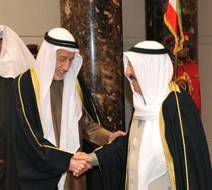 عبدالعزيز العدساني في استقبال صاحب السمو لدى عودته﻿