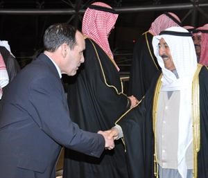 صاحب السمو الامير مصافحا احد مستقبليه﻿