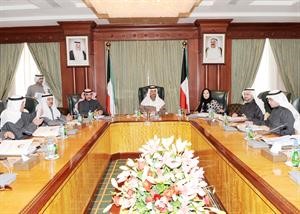سمو رئيس الوزراء الشيخ جابر المبارك مترئسا اجتماع اللجنة بحضور الشيخ صباح الخالد ودامانــي بورسلــي ودفاضل صفر ومصطفى الشمالي واحمد المليفي وفيصل الحجي﻿