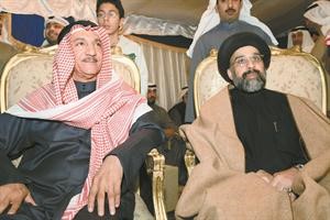 النائبان السابقان حسين القلاف وعدنان المطوع خلال ندوة الاخير في مقره الانتخابي محمد السلطان