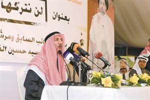 عدنان المطوع متحدثا الى الحضور