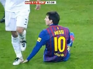مدافع ريال مدريد بيبي يتدخل بعنف على يد نجم برشلونة ميسي 
