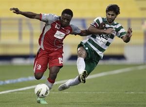 لاعب لخويا ارونا دينداني ينطلق بالكرة بملاحقة مدافع الاهلي عبدالله مصطفى رويترز
