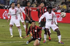 مهاجم الزمالك رزاق يتابع الكرة وسط مدافعي الداخلية
