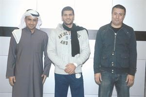 واصل يتوسط الزميلين احمد حسين ويحيى حميدان﻿