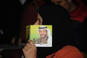 ناخبة تحمل بروشور فيصل الدويسان﻿