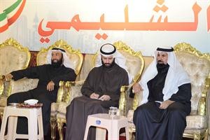 دفيصل المسلم متوسطا خالد الشليمي وفهد سماوي خلال افتتاح مقرهما الانتخابي﻿