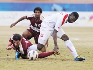 لاعب وسط الابيض المالي لاسانا فاني يحاول التخلص من مدافع النصر مساعد عبدالله 	هاني الشمري﻿