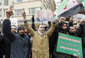 سوريون يتظاهرون امام القنصلية الروسية في اسطنبول احتجاجا على دعم موسكو للنظام السوريرويترز
