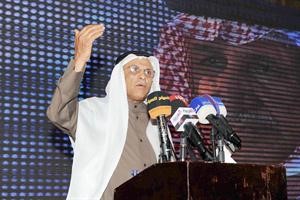 مرشح الدائرة الرابعة النائب السابق محمد الخليفة متحدثا خلال افتتاح مقره الانتخابي