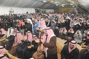 تصفيق حار من الحضور بعد القاء الخليفة كلمته