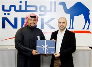 الفائز الثالث صالح طالب غلوم يتسلم الجائزة من طلال التركي﻿