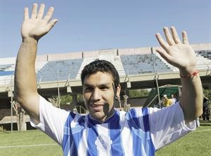 لاعب پاراغواي سالفادور كابانياس يحيي الجماهير اپ
