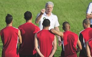 مدرب المغرب اريك غيريتس يتحدث للاعبيه في التدريب امس افپ