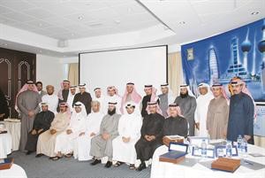 احمد المنفوحي متوسطا المشاركين في الدورة التدريبية﻿