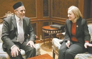 المرشد العام للاخوان المسلمين محمد بديع مستقبلا السفيرة الاميركية في القاهرة ان باتريسون امس الاول	 اپ﻿