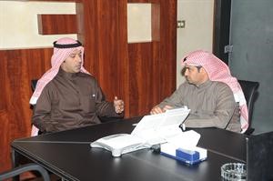 مشعل الذايدي متحدثا الى الزميل ناصر الوقيت ﻿