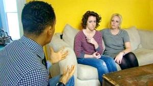 احدى الطالبات اثناء جلسة علاج﻿
