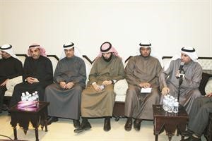 محمد الهدية متحدثا وبجانبه المرشحون﻿