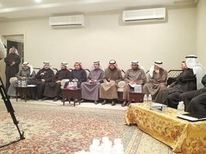 محمد الهدية ومحمد الرشيد ودعادل الدمخي ومبارك الحريص ودعبدالله الطريجي ودعلي جمال وصلاح خورشيد خلال اللقاء﻿