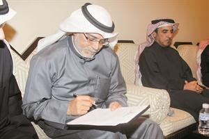 صلاح خورشيد يمهر توقيعه﻿