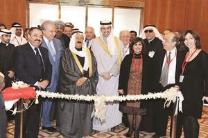 الشيخ نمر المالك الصباح وجواد بوخمسين ونبيلة العنجري وعدد من السفراء يقصون شريط افتتاح المعرض