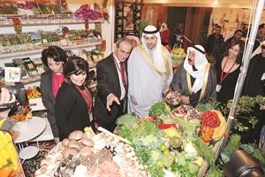  ويتجولون في المعرض سعود سالم
