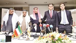 عبدالله القبندي مصافحا سيمون فوغان جونسون عقب توقيع الاتفاقية