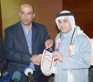 السلمان يتسلم درعا وشعارا للنادي من عبد القادر الخطيب ﻿