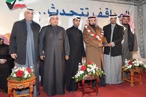 رئيس جمعية المعلمين متعب العتيبي مكرما مبارك الوعلان﻿