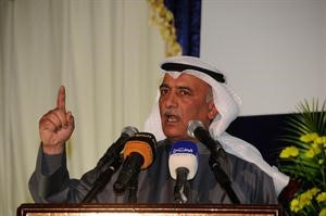 شعيب المويزري متحدثا في مقر مشعل الذايدي حسين القريني