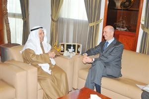 علي الغانم خلال لقائه السفير الايطالي